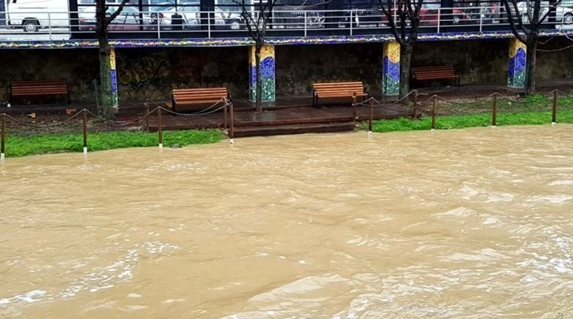 Υπερχείλισε ο ποταμός Ληθαίος στα Τρίκαλα λόγω ισχυρών βροχοπτώσεων (βίντεο)